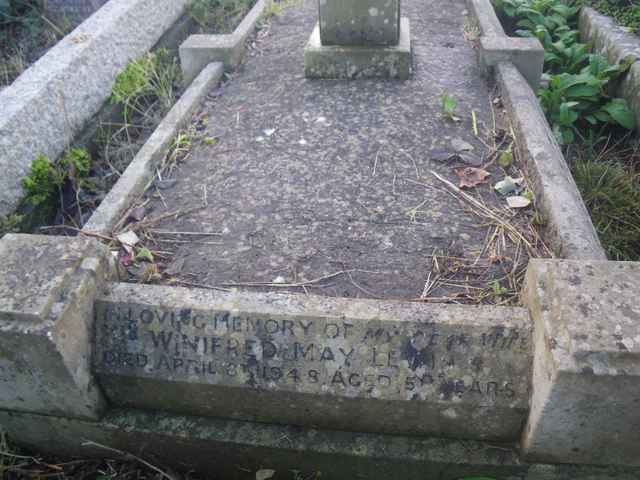 Image of headstone. Full inscription, if known, accompanying. Click for a larger view.