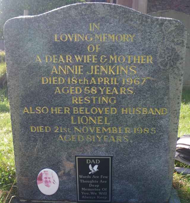 Image of headstone. Full inscription, if known, accompanying. Click for a larger view.