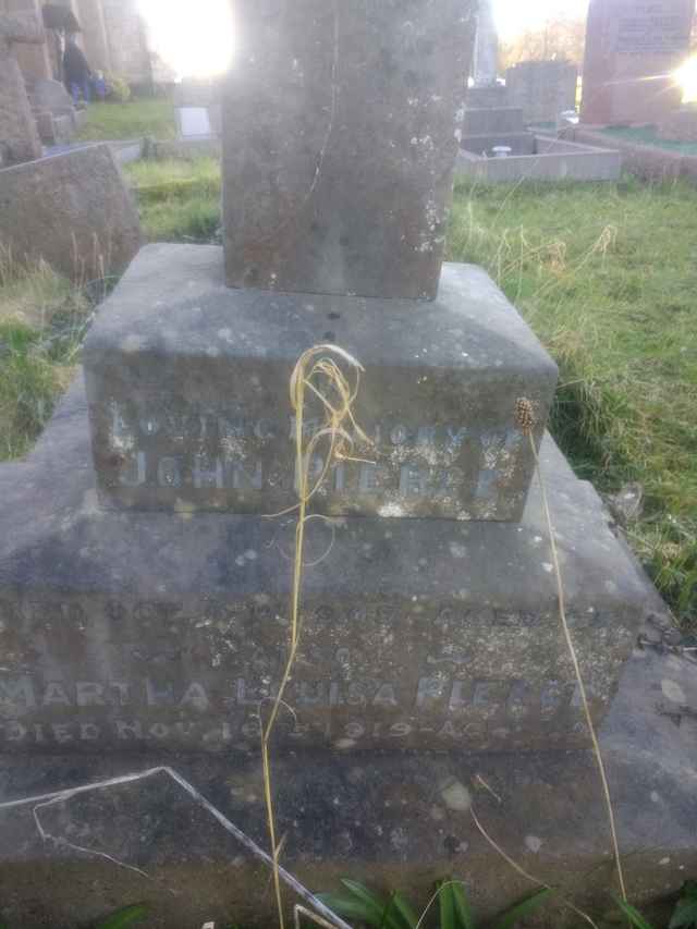 Image of headstone. Full inscription, if known, accompanying. Click for a larger view.