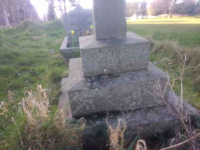 Image of headstone. Full inscription, if known, accompanying. Click for a larger view.