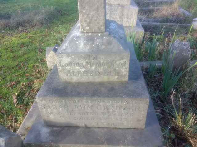 Image of headstone. Full inscription, if known, accompanying. Click for a larger view.