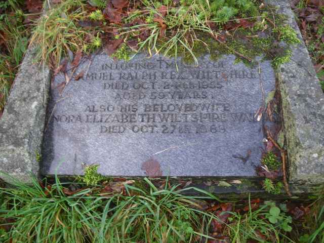 Image of headstone. Full inscription, if known, accompanying. Click for a larger view.