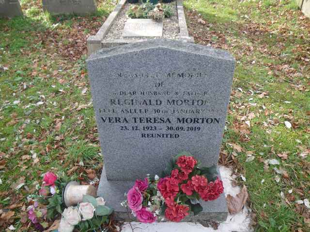 Image of headstone. Full inscription, if known, accompanying. Click for a larger view.