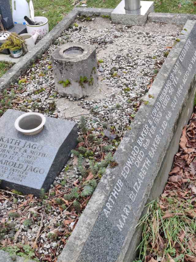 Image of headstone. Full inscription, if known, accompanying. Click for a larger view.