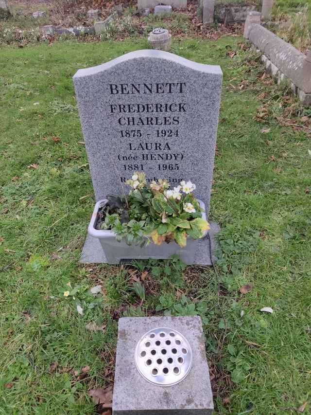 Image of headstone. Full inscription, if known, accompanying. Click for a larger view.