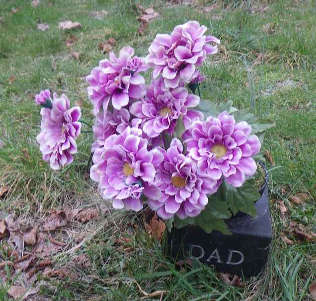 Image of headstone. Full inscription, if known, accompanying. Click for a larger view.