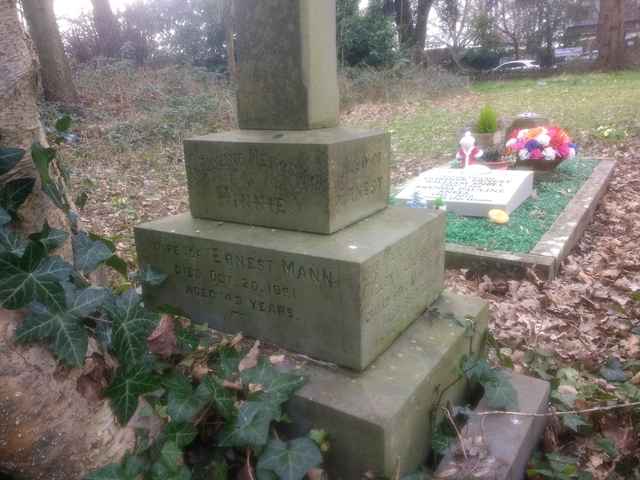 Image of headstone. Full inscription, if known, accompanying. Click for a larger view.