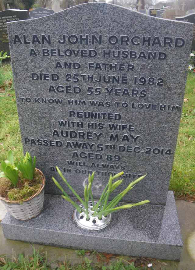 Image of headstone. Full inscription, if known, accompanying. Click for a larger view.