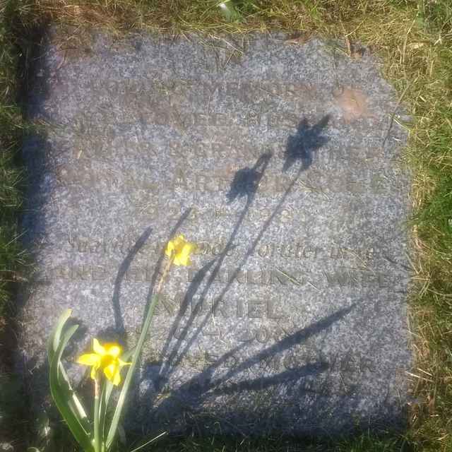 Image of headstone. Full inscription, if known, accompanying. Click for a larger view.